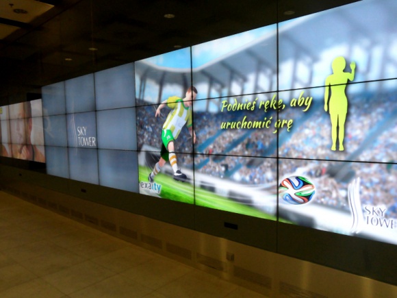 Mundial na największej ścianie interaktywnej w Europie IT i technologie, LIFESTYLE - Od 12 czerwca osoby odwiedzające Galerię Handlową Sky Tower we Wrocławiu, mogą oglądać mecze piłkarskich Mistrzostw Świata w Brazylii na ekranie multimedialnym, który jest największym tego typu obiektem na Starym Kontynencie.