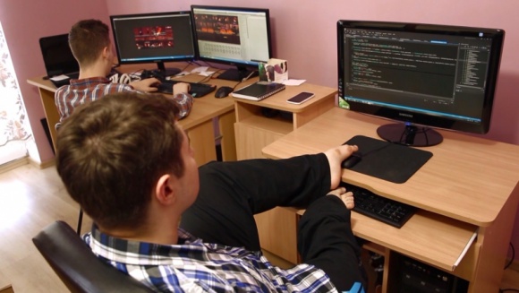 Zaprogramował grę stopami. Razem z przyjacielem liczą na wsparcie internautów IT i technologie, LIFESTYLE - Maksymilian Strzelecki urodził się bez rąk. Jego największym marzeniem było tworzenie gier komputerowych. Swoją najnowszą grę „Warlocks”, zaprogramował stopami. O pomoc w realizacji swojego marzenia poprosił internautów.