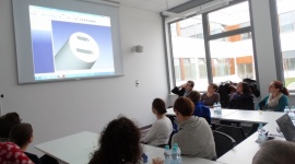 Białostoccy nauczyciele w laboratorium druku 3D IT i technologie, LIFESTYLE - Tajemnice technologii druku przestrzennego poznawali białostoccy nauczyciele w laboratorium Białostockiego Parku Naukowo-Technologicznego. To pierwsza taka edukacyjna prezentacja. Z kolejnych skorzystają także uczniowie.