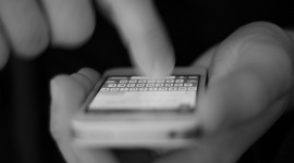 Polacy wysyłają coraz mniej SMS-ów Telekomunikacja, BIZNES - Z raportu o stanie rynku telekomunikacyjnego w 2014 roku przedstawionego przez Urząd Komunikacji Elektronicznej wynika, że Polacy w ubiegłym roku wysłali 51,9 mld SMS-ów, czyli 0,6% mniej, niż rok wcześniej.