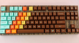 Klawiatura mechaniczna w stylu lat 70 – nawet Ty możesz ją mieć IT i technologie, LIFESTYLE - Szalony rok 1976 . Woźniak i Jobs konstruują swój pierwszy, nieco koślawy Apple I, a Zilog wypuszcza jeden z najpopularniejszych mikroprocesorów - Z80. W garażach grają The Clash i The Cure, w wielką trasę koncertową wyrusza Bob Dylan. Fromm pisze „Mieć czy być”...