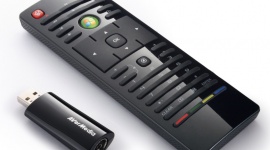 Telewizja i obraz 3D na Twoim komputerze? Z AVerMedią to możliwe IT i technologie, LIFESTYLE - To wszystko zasługa niewielkiego urządzenia AVerTV Volar HD Nano, które pozwoli w prosty sposób przekształcić komputer w prawdziwe centrum multimedialne. W zestawie użytkownik znajdzie rozbudowany pilot dla wygodnej obsługi.