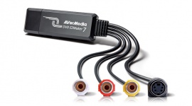 Przywróć życie kasetom VHS IT i technologie, LIFESTYLE - AVerMedia DVD EZMaker 7 pozwoli uporać się z górą starych kaset VHS i przywrócić życie dawnym nagraniom. Dzięki dołączonemu oprogramowaniu można także zredukować szumy czy bezpośrednio udostępnić je na serwisach społecznościowych i podzielić się wspomnieniami.