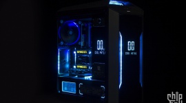 Mod ze snów IT i technologie, LIFESTYLE - Internet jest przesycony wieloma dziwnymi, czasami ocierającymi się o granice kiczu przeróbek pecetów. Modder Kasumi200 postawił jednak na bardzo prosty pomysł, dzięki czemu to właśnie jego komputer wygląda jak cudo ze snów każdego „geeka”.