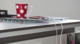 Jak dbać o sprzęt elektroniczny? IT i technologie, LIFESTYLE - Nie wyobrażamy sobie obecnie życia bez wielu gadżetów elektronicznych: telefonów, tabletów, aparatów, konsol do gier. Zazwyczaj zakup takiego sprzętu łączy się ze znacznym kosztem. W jaki sposób więc możemy zadbać o te przedmioty tak, by służyły nam jak najdłużej?