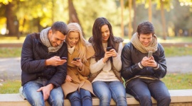 SMS-y czy Facebook Messenger? Jak użytkownicy smartfonów wysyłają wiadomości IT i technologie, LIFESTYLE - SMS-y są nadal wiodącą formą komunikacji. Wygodę tę doceniają nie tylko posiadacze zwykłych telefonów, ale także użytkownicy smartfonów. Za co doceniają oni powiadomienia SMS i jakie komunikatory mobilne są wśród nich najpopularniejsze?