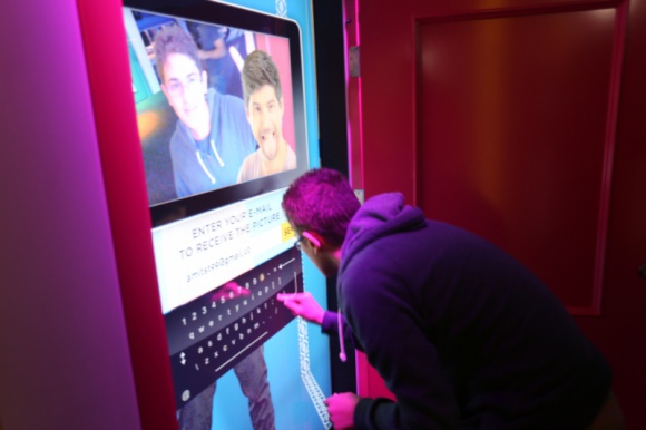 OPEN A DOOR TO ISRAEL – technologie drzwiami do współczesnego Izraela IT i technologie, LIFESTYLE - Robot wyposażony w pneumatyczne ramię, na co dzień wykorzystywany w przemyśle motoryzacyjnym, zsynchronizowany z 12-metrowym ekranem kinowym, interaktywne ekrany – to wszystko tworzy spektakularne show, które zobaczymy w Warszawie, podczas instalacji OPEN A DOOR TO ISRAEL.