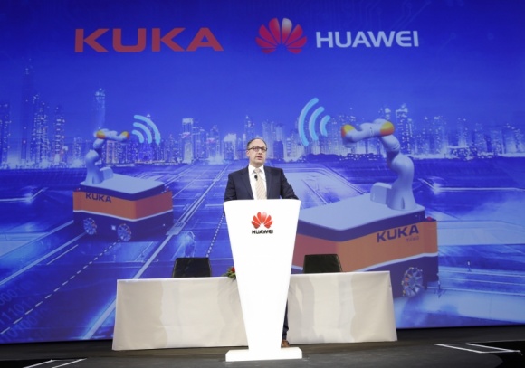 Huawei na CeBIT 2016: Smart Manufacturing, Open Telekom Cloud oraz Openlab Telekomunikacja, BIZNES - Huawei zaprezentował trzy kierunki rozwoju i współpracy podczas tegorocznych targów CeBIT 2016. Dotyczyły one porozumień w takich kwestiach jak rozwój inteligentnych rozwiązań przemysłowych, otwarcie laboratorium badawczego oraz współpracy przy tworzeniu Open Telekom Cloud .
