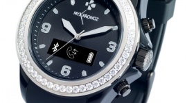 MyKronoz: smartwatch z 54 kryształami od Swarovskiego IT i technologie, LIFESTYLE - Ciekawym dopełnieniem kobiecego stylu może być smartwatch o wyglądzie klasycznego zegarka, przyozdobiony cyrkoniami. Według szwajcarskiego producenta połączenie tradycji z nowoczesnością i ekskluzywnym wyglądem może zainteresować kobiety ceniące wygląd i funkcjonalność.