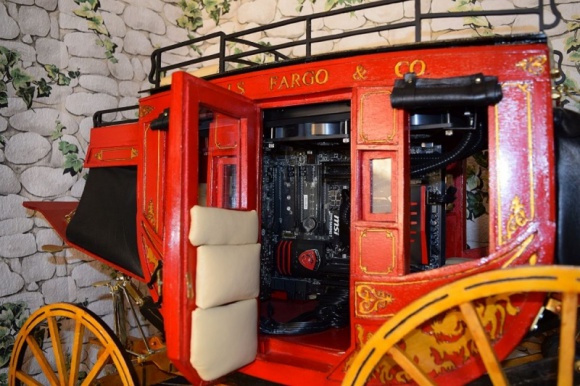 Komputer na kołach IT i technologie, LIFESTYLE - Któż z nas nie tęskni za dawnymi, spokojnymi czasami... Czystym powietrzem w miastach, pięknymi strojami, gwarem dawnych ulic... Czy nostalgia za przeszłością może połączyć się z erą informacji? Okazuje się, że tak.