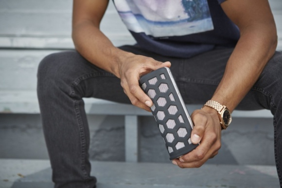 JAM – baw się gdziekolwiek chcesz IT i technologie, LIFESTYLE - Wiosenny i letni okres sprzyjają imprezom w plenerze. Do rozkręcenia dobrej zabawy potrzebne jest jednak odpowiednie nagłośnienie. Dzięki mobilnym głośnikom, takim jak JAM Street, konieczność pożyczania i przewożenia drogiego i ciężkiego sprzętu powoli odchodzi do przeszłości.