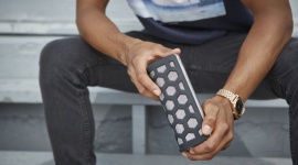 JAM – baw się gdziekolwiek chcesz IT i technologie, LIFESTYLE - Wiosenny i letni okres sprzyjają imprezom w plenerze. Do rozkręcenia dobrej zabawy potrzebne jest jednak odpowiednie nagłośnienie. Dzięki mobilnym głośnikom, takim jak JAM Street, konieczność pożyczania i przewożenia drogiego i ciężkiego sprzętu powoli odchodzi do przeszłości.