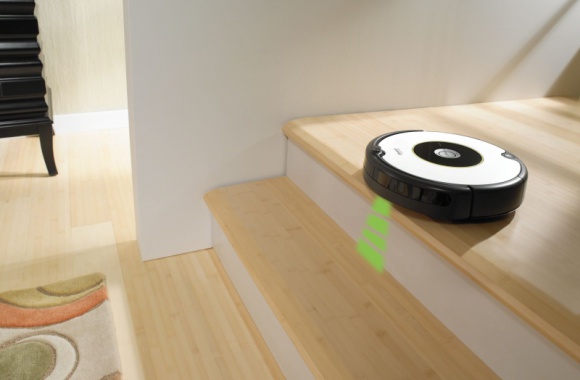 iRobot Roomba 605 – prosty sposób na czyste podłogi IT i technologie, LIFESTYLE - każdy iRobot Roomba korzysta z opatentowanego, 3-stopniowego systemu czyszczenia. Różnice pomiędzy poszczególnymi modelami opierają się na wyposażeniu, występowaniu systemów optymalizujących ich pracę oraz ułatwiających obsługę.