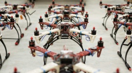 Fakty i mity o dronach IT i technologie, LIFESTYLE - W Polsce przeżywamy boom na drony. smartfony. Eksperci uważają, że już za kilka lat będą tak popularne, jak smartfony. Jednak mimo ich rosnącej popularności nadal niewiele o nich wiemy.