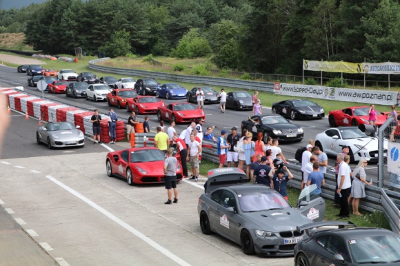 Gran Turismo 2016 – fani czterech kółek świętowali na całego IT i technologie, LIFESTYLE - Takich aut nie widzi się na co dzień. Ferrari, McLareny, Lamborghini – dla fanów czterech kółek możliwość zobaczenia w akcji najszybszych bryk na świecie to okazja, jakiej nie można przegapić. Nic dziwnego, że tegoroczna edycja Gran Turismo Polonia przyciągnęła tłumy.