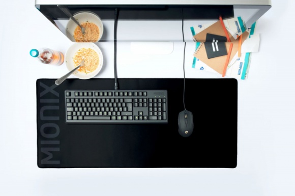 Mionix podpowiada jak dbać o podkładkę IT i technologie, LIFESTYLE - Tysiące włókien, z czego każde z nich jest 100-krotnie cieńsze od ludzkiego włosa, już same w sobie stanowią przyjazne środowisko dla wszelkich nieczystości. Jak więc dbać o dobrą kondycję podkładki, aby zawsze oferowała nam maksimum swoich możliwości?