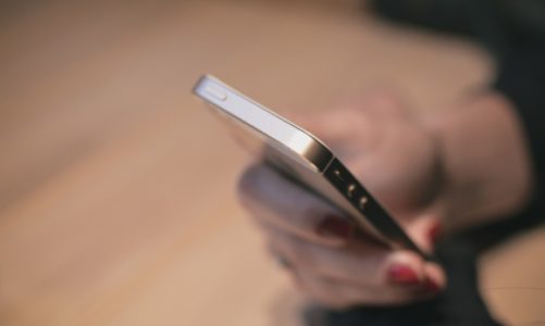 Koniec wakacji coraz bliżej. Do szkoły wrócą… SMS-y