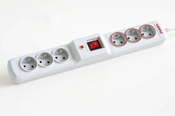 Oszczędzaj prąd z listwą zabezpieczającą