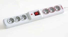 Oszczędzaj prąd z listwą zabezpieczającą IT i technologie, LIFESTYLE - Ilość sprzętu elektronicznego w gospodarstwach domowych z roku na rok wzrasta. Część z nich nie wymaga stałego poboru prądu a mimo to tkwią podłączone do gniazd zasilających. By ograniczyć pobór prądu i zabezpieczyć domowe AGD, Armac wprowadził na rynek listwę Multi M3+3.