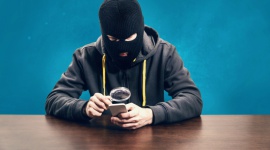 Zabezpiecz swój telefon na wypadek kradzieży lub zgubienia IT i technologie, LIFESTYLE - Telefony komórkowe to prywatne bazy danych. Przechowujemy w nich zdjęcia, wiadomości SMS, adresy, a nawet dokumenty. Kradzież lub zgubienie smartfona jest zatem ogromną stratą, a także niebezpieczeństwem. Jak więc go zabezpieczyć? Kilka poniższych rad ułatwi ochronę telefonu.