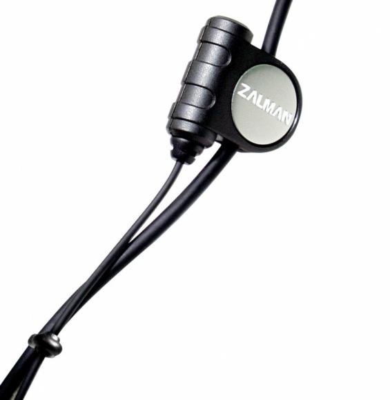 Zalman: kompaktowy mikrofon do gier i rozmów IT i technologie, LIFESTYLE - Chęć posiadania słuchawek z mikrofonem niemal zawsze wiążę się z koniecznością zakupu droższego modelu. Istnieje jednak tańsza alternatywa w postaci dokupienia samego mikrofonu. Rozwiązanie to proponuje chociażby Zalman, oferując urządzenie ZM-MIC1.