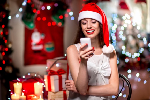 SMS także od święta IT i technologie, LIFESTYLE - Zbliża się czas, w którym będziemy składać świąteczne życzenia rodzinie, przyjaciołom i znajomym. Od kilku lat coraz rzadziej wykorzystujemy do tego tradycyjne pocztówki, natomiast chętnie sięgamy po telefon i wysyłamy SMSy.