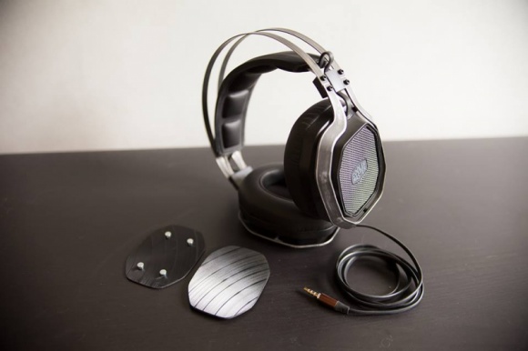 Mody to nie tylko obudowy, czyli Cooler Master promuje modding… słuchawek IT i technologie, LIFESTYLE - Wszyscy przyzwyczaili się, że gdy mowa o modach, na myśl przychodzą przede wszystkim przerobione obudowy. Tymczasem świat moddingu jest znacznie bardziej rozbudowany, a wizualnej zmianie można poddać chociażby słuchawki. Do takiej twórczej ekspresji zachęca firma Cooler Master.