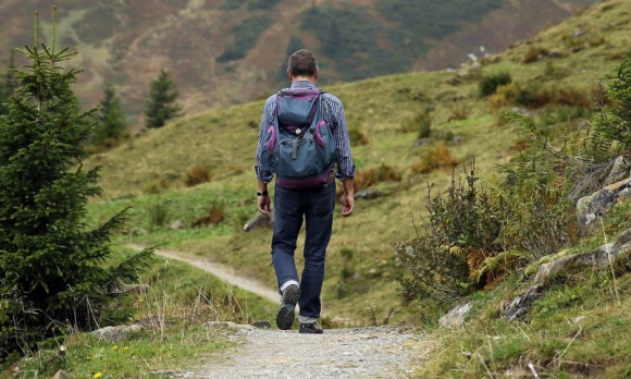 Trekking w górach – majówkowe „must have” IT i technologie, LIFESTYLE - Piękne, choć zmienne góry, są popularnym kierunkiem majówkowych wojaży. Dzika natura może jednak przeprowadzić turystom surowy egzamin, na który powinni przyjść dobrze przygotowani. Co zrobić, żeby zdać go na piątkę?