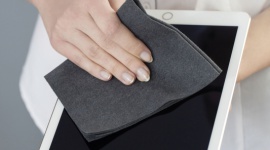 Jak powinniśmy czyścić telefon, tablet i laptop IT i technologie, LIFESTYLE - Jak pokazują badania, na telefonie, zwłaszcza typu smartfon, znajduje się 5 razy więcej bakterii niż na klamce czy desce klozetowej! Naukowcy alarmują: czyśćmy telefon codziennie. Nie jest to trudne. Sprawdźmy jak obchodzić się z urządzeniami, by ich nie uszkodzić.
