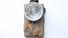 120 lat temu powstała pierwsza latarka IT i technologie, LIFESTYLE - Wykrywają zmrok, można z nich naładować telefon, powstają z materiałów ery kosmicznej. Takie są dzisiejsze latarki. Jednak mało brakowało, a wynalazek mógł nie ujrzeć… światła.