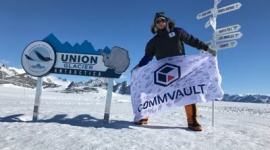 Commvault zdobywa biegun południowy IT i technologie, LIFESTYLE - Wspierana przez Commvault ekspedycja dotarła na biegun południowy. Brytyjski badacz polarny Robert Swan wraz z dyrektorem marketingu firmy Commvault Chrisem Powellem, ukończyli pierwszą w historii ekspedycję na biegun południowy zasilaną jedynie przez technologię czystej energii