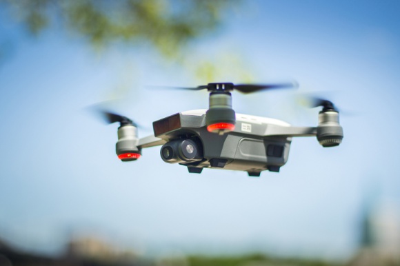 Poznaj DJI Spark – najmniejszy i najinteligentniejszy dron w dystrybucji firmy H IT i technologie, LIFESTYLE - Podczas Targów Electronics Show firma Hama pochwaliła się nowym produktem dystrybucyjnym – dronem DJI Spark.