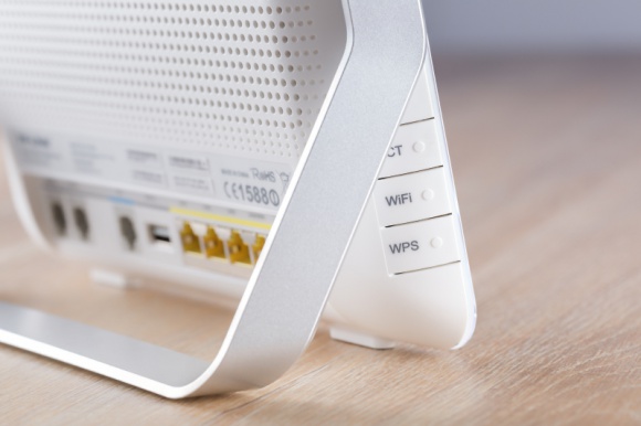 Czym jest WiFi w całym domu? IT i technologie, LIFESTYLE - Wyobraź sobie: Właśnie skonfigurowałeś sieć domową z najnowszym sprzętem Wi-Fi i łączem internetowym o szybkości 100 Mb/s. Ale z jakiegoś powodu wciąż napotykasz na buforowanie, gdy próbujesz przesyłać strumieniowo wideo w sypialni.