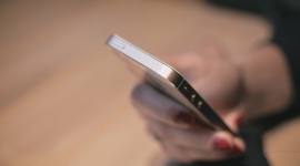Raport UKE: W 2017 roku Polacy wysłali prawie 50 miliardów SMS-ów