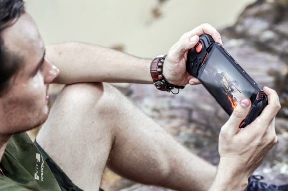 Doogee S70, pierwszy wytrzymały smartfon dla graczy IT i technologie, LIFESTYLE - W czwartym kwartale 2018 roku na polskim rynku zadebiutuje Doogee S70, który w innowacyjny sposób łączy w sobie cechy smartfona gamingowego oraz urządzenia o podwyższonej wytrzymałości. Jego parametry techniczne zadowolą wymagających graczy.