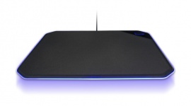 Cooler Master: dwustronna podkładka z podświetleniem RGB IT i technologie, LIFESTYLE - Cooler Master, znany przede wszystkim z produkcji obudów i układów chłodzenia, tworzy także urządzenia peryferyjne dla graczy. Jeżeli myślisz, że podkładka pod mysz to nudna i pozbawiona polotu sprawa, przeczytaj dalej.