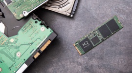 Jak przyspieszyć komputer z SSD NVMe U.2? IT i technologie, LIFESTYLE - Dyski SSD to dziś synonim prędkości i wydajności. Gdy pojawiły się na rynku, korzystały z tych samych złącz, co HDD np. SATA czy SAS. Z czasem stały się one niewystarczające dla nośników oferujących coraz to większe prędkości przesyłu plików.