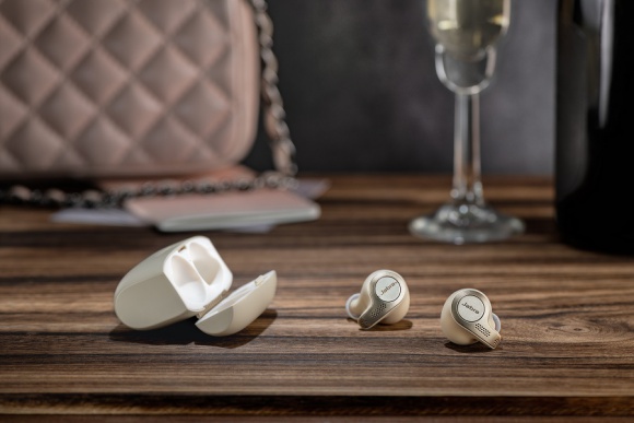 Jabra rozszerza linię produktów Elite - targi IFA 2018 IT i technologie, LIFESTYLE - Jabra ustanawia standardy w kategorii prawdziwie bezprzewodowych słuchawek podczas tegorocznych targów elektroniki konsumenckiej IFA, prezentując aż pięć nowych wariantów nagradzanych prawdziwie bezprzewodowych słuchawek - Elite 65t oraz Elite Active 65t.