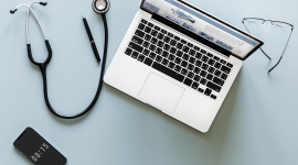 Lek na wirusa IT i technologie, LIFESTYLE - Mamy okres grypowy, infekcyjny. Reklamy aż krzyczą do nas: weź antywirusa. Tabletki czy syropy mają chronić przed czyhającym zagrożeniem. Warto pamiętać, że podobne kłopoty mogą mieć nie tylko żywe istoty. Infekcja może też spotkać komputery.