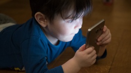 Dzieciństwo w ekranie IT i technologie, LIFESTYLE - Wpływ laptopów, smartfonów i tabletów na nawyki zdrowotne najmłodszych