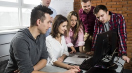 Nie daj się wymienić na robota! – nowa kampania szkoły programowania Codecool IT i technologie, LIFESTYLE - Już za dziesięć lat 90 proc. obecnych kompetencji zawodowych ulegnie dezaktualizacji – wynika zbadania „Future of Skills. Employment in 2030” .