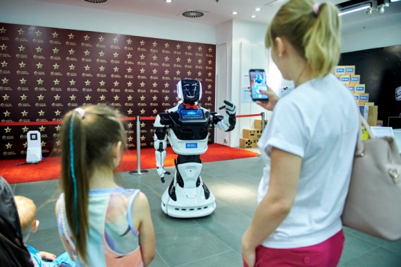 Odwiedź „Miasto Robotów” w Porcie Łódź IT i technologie, LIFESTYLE - Są najnowszej generacji i pochodzą w różnych zakątków świata - USA, Japonii, Korei Południowej, Francji, Wielkiej Brytanii i Rosji. Mowa o 72 inteligentnych robotach, które oglądać można na specjalnej wystawie zorganizowanej w Porcie Łódź.