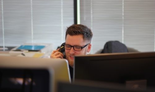 5 sposobów na usprawnienie pracy call center przy pomocy AI