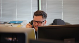 5 sposobów na usprawnienie pracy call center przy pomocy AI Telekomunikacja, BIZNES - Firmy przeznaczają niemałe sumy na utrzymanie działów call center w ich tradycyjnym kształcie, jednak nie zawsze przekłada się to na pozytywny customer experience. Receptą może być sztuczna inteligencja pozwalająca zaoszczędzić nie tylko cenny czas, ale i pieniądze.