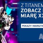 Pokazy mody w Avenidzie z robotem Titanem
