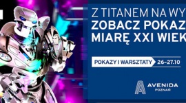 Pokazy mody w Avenidzie z robotem Titanem