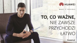 „To, co ważne, nie zawsze przychodzi łatwo”. Huawei rusza z kampanią IT i technologie, LIFESTYLE - Huawei startuje z wielowymiarową kampanią marketingową, która łączy w sobie elementy kampanii wizerunkowej i produktowej. Kampania „To, co ważne, nie zawsze przychodzi łatwo” prezentuje bliskie Huawei wartości, a jej twarzą jest ambasador marki, Robert Lewandowski.