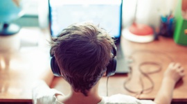 Nauka w domu – sprawdź, jakie sprzęty przydadzą Ci się w tym czasie IT i technologie, LIFESTYLE - Z uwagi na obecną sytuację, szkoły w całym kraju zostały zamknięte. Nie oznacza to jednak, że uczniowie mają wolne od nauki. Ministerstwo Edukacji Narodowej zaleca zdalne prowadzenie lekcji poprzez wideokonferencje.