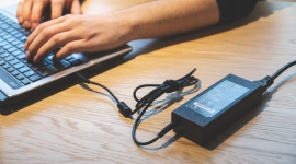 Praca zdalna ze świeżą energią IT i technologie, LIFESTYLE - Praca zdalna niesie ze sobą wiele korzyści. Możesz wykonywać ją z domu - w piżamie z kubkiem kawy, słuchając przy tym swojej ulubionej muzyki na głos. Warunkiem jest wewnętrzna determinacja, ale czy to wszystko?