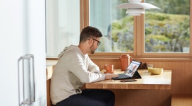 Twój technologiczny Kompan IT i technologie, LIFESTYLE - Ten tekst będzie oscylował wokół technologii, która w obecnej rzeczywistości, równie często jak smartfon jest przy nas obecna. Tak, chodzi o komputer, przy czym to dość uproszczona nazwa w przypadku tego urządzenia 2 w 1. Zresztą, poznaj Surface Pro 7 i sam się przekonaj.